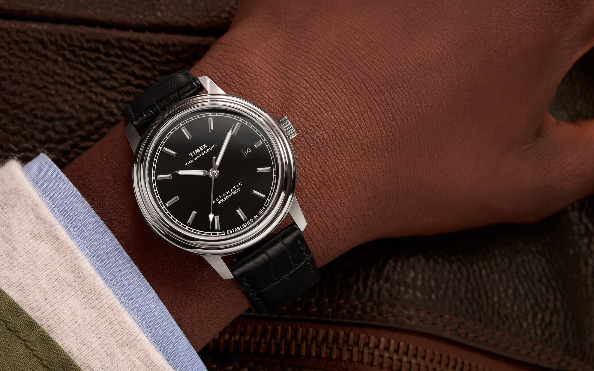 TW2Y23000 Waterbury Metropolitan Automatic 41mm Leather Strap Watch  Campaign Key Silhouettes (Beauty shots) worn by a wrist of a man