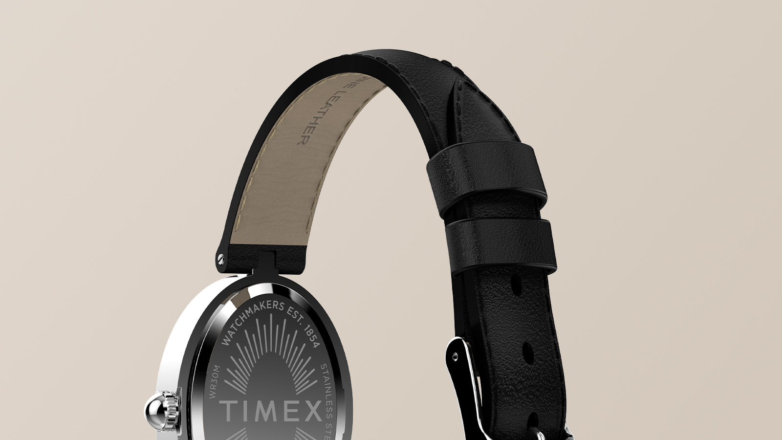 Primer plano de la correa de piel negra del Timex Cavatina® Luxe, con una hebilla plateada y un fondo de caja plateado pulido.