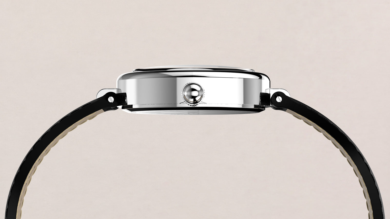Perfil lateral del Timex Cavatina® Luxe, en el que destacan la delgada caja ovalada pulida en tono plateado, la corona y la correa de piel negra.