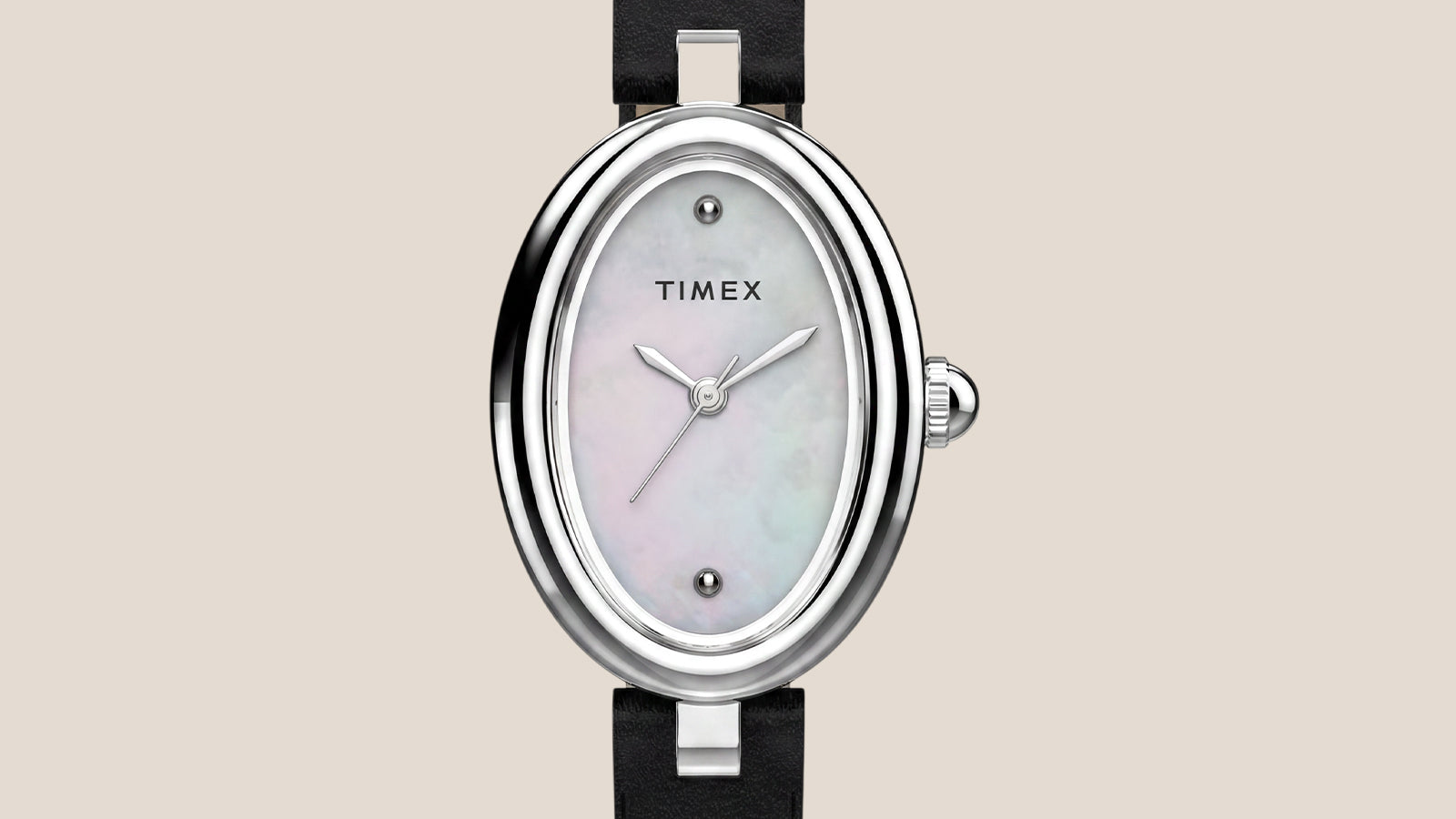 Vista frontal del Timex Cavatina® Luxe, con una caja ovalada pulida en tono plateado, una esfera de nácar iridiscente, agujas minimalistas en tono plateado y una correa de piel negra.