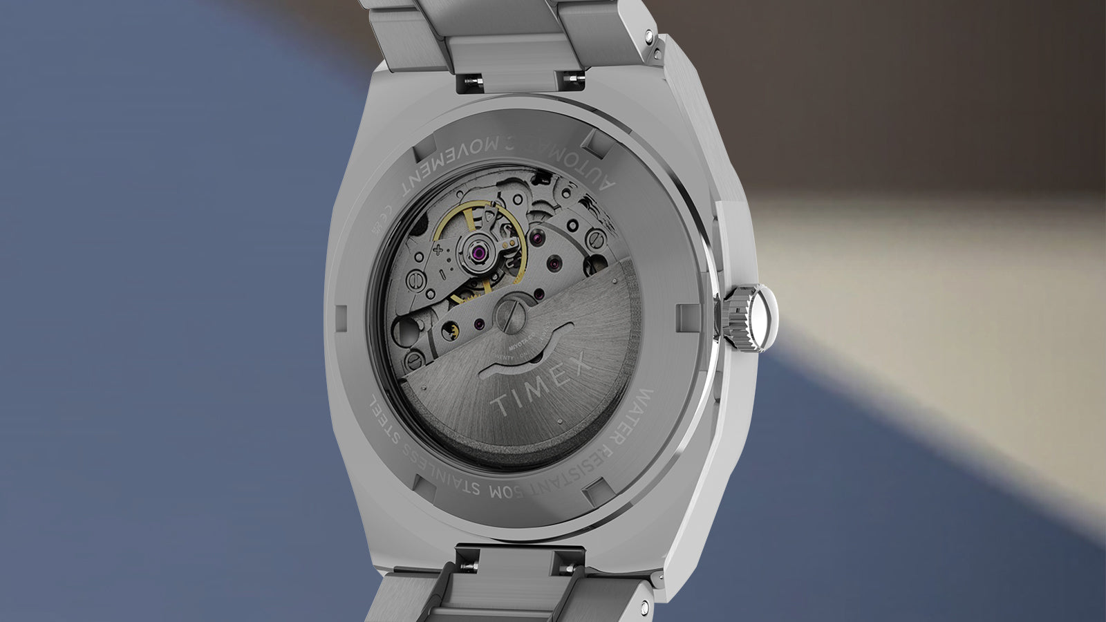 Vista trasera del Timex® Automatic E Line de 38 mm, en la que se aprecia el fondo de caja transparente y el mecanismo mecánico automático visible a través del cristal transparente.