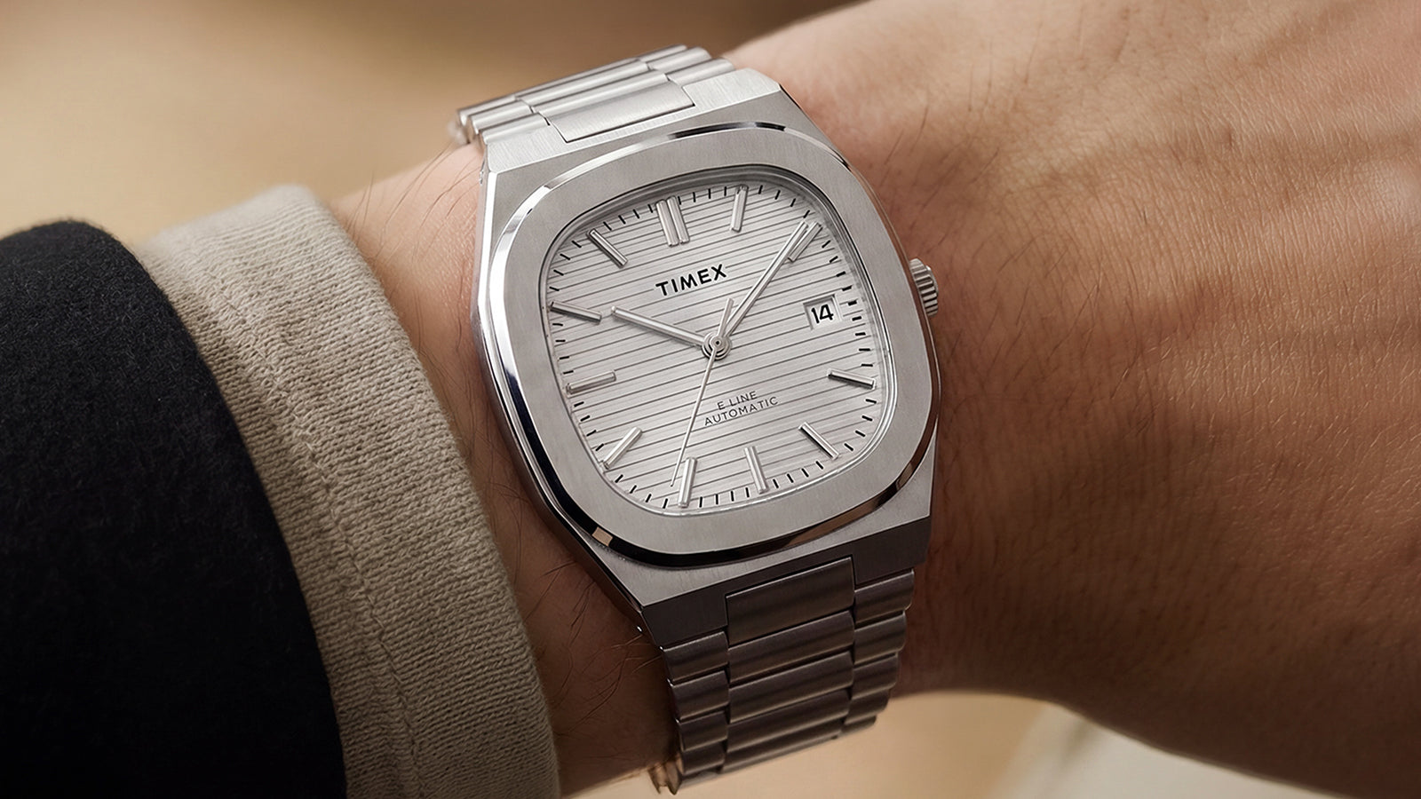 Reloj Timex® Automatic E Line de 38 mm, de acero inoxidable, con esfera plateada texturizada, lucido en la muñeca.
