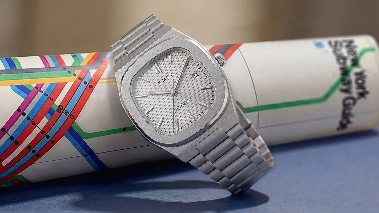 Reloj Timex® Automatic E Line de 38 mm, de acero inoxidable, con una esfera plateada texturizada que reproduce un mapa enrollado del metro de Nueva York.