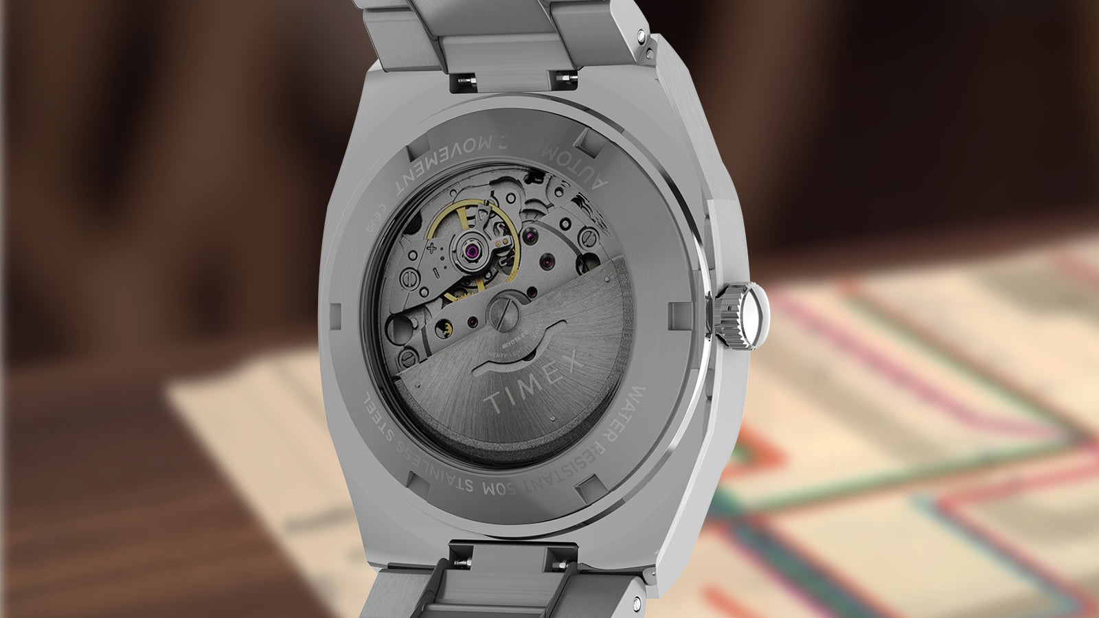 Vista trasera del Timex® Automatic E Line de 38 mm, en la que se aprecia el fondo de caja transparente y el mecanismo mecánico automático visible a través del cristal transparente.