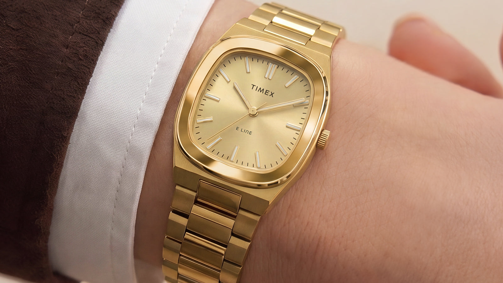 Reloj Timex® Quartz E Line de 30 mm, de acero inoxidable en tono dorado y con esfera color champán, lucido en la muñeca.