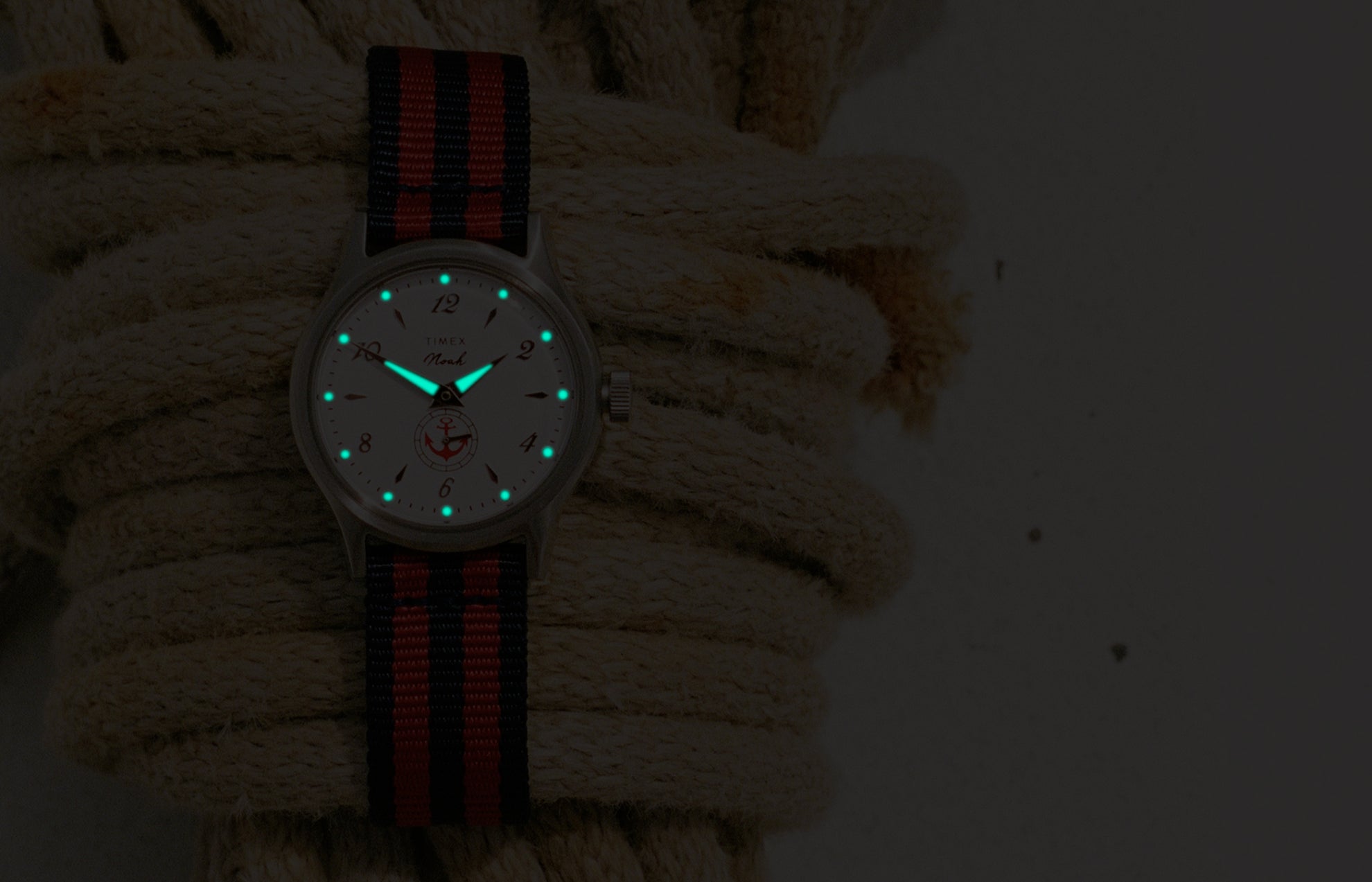Reloj NOAH x Timex MK1 Anchor con correa de cuerda náutica, agujas y índices luminosos que brillan en la oscuridad.