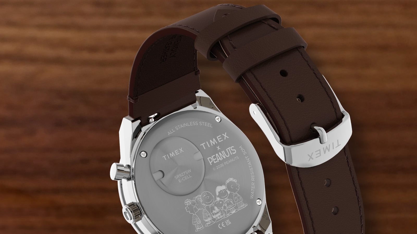 Vista trasera del cronógrafo Peanuts® x Q Timex, con un diseño grabado de un personaje de Peanuts y una correa de piel marrón.