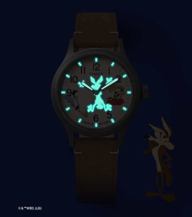 TW2Y99400 Reloj Road Runner & Wile E. Coyote x Timex Expedition® Scout con agujas y índices de color turquesa que brillan en la oscuridad, y una silueta oculta de Wile E. Coyote.