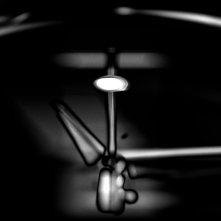 Primer plano abstracto en blanco y negro que muestra los componentes internos de un reloj mecánico.