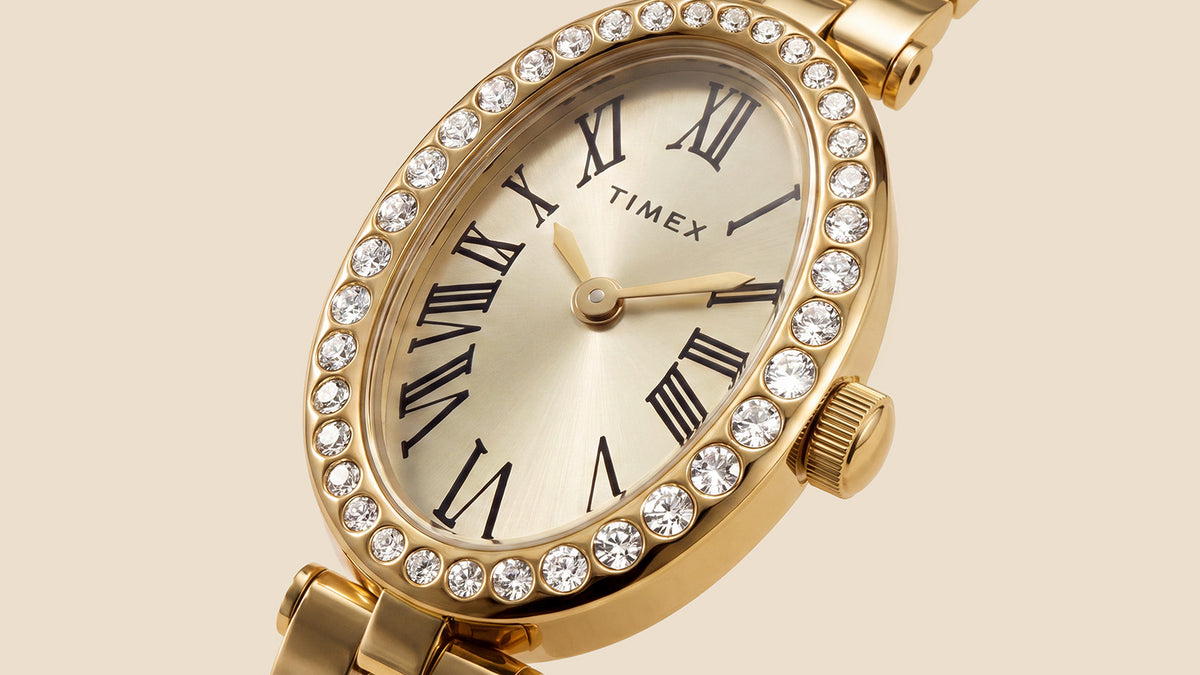 TW2Y90100 Primer plano de la esfera color champán del reloj Timex Cavatina® Crystals, con números romanos negros, agujas doradas y bisel con cristales.