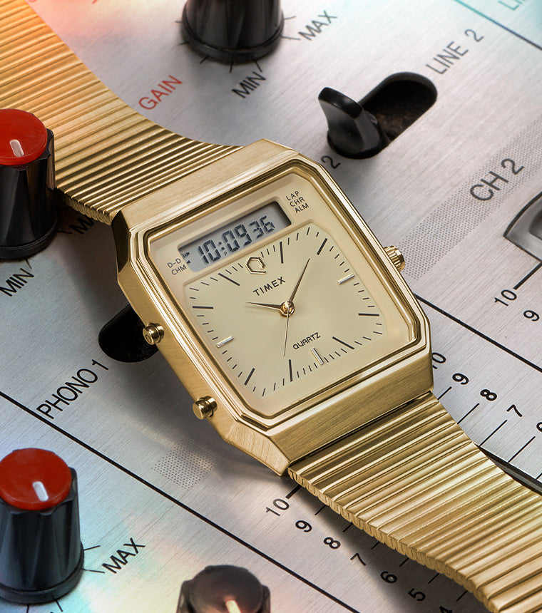 時計 Q Timex 1982 Ana-Digi Reissue Q Timex® 1982 Ana-Digi Reissue 33mm Stainless Steel Bracelet Watch