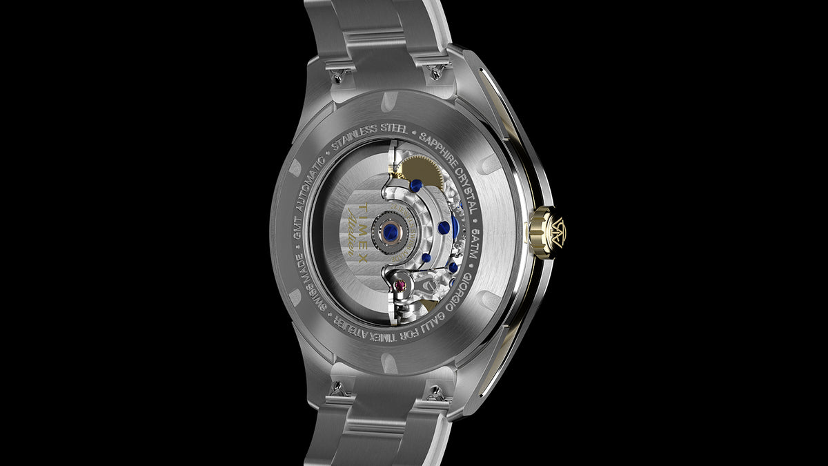 Vista trasera que muestra el movimiento automático del reloj Timex Atelier GMT Première M1a a través de su fondo de caja transparente.