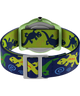 T72881 TIMEX TIME MACHINES® Reloj infantil de 29 mm con correa elástica de tela «Green Gecko». Imagen del fondo de la caja con accesorio.