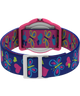 T89001 TIMEX TIME MACHINES® Reloj infantil de 29 mm con mariposas y corazones, de tejido elástico azul. Imagen del fondo de la caja con accesorio.