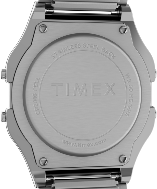 Imagen de la parte posterior de la caja del reloj Timex T80 de 34 mm con correa extensible de acero inoxidable TW2R79100