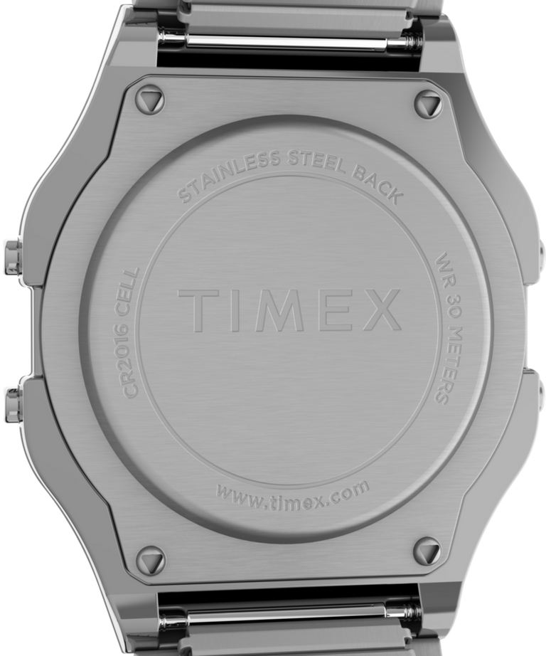 Imagen de la parte posterior de la caja del reloj Timex T80 de 34 mm con correa extensible de acero inoxidable TW2R79100