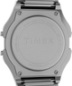Imagen de la parte posterior de la caja del reloj Timex T80 de 34 mm con correa extensible de acero inoxidable TW2R79100