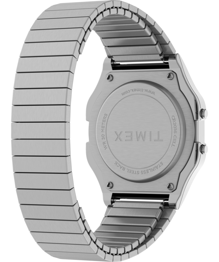 Imagen de la parte posterior de la caja del reloj Timex T80 de 34 mm con correa extensible de acero inoxidable y accesorio TW2R79100