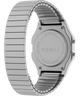 Imagen de la parte posterior de la caja del reloj Timex T80 de 34 mm con correa extensible de acero inoxidable y accesorio TW2R79100