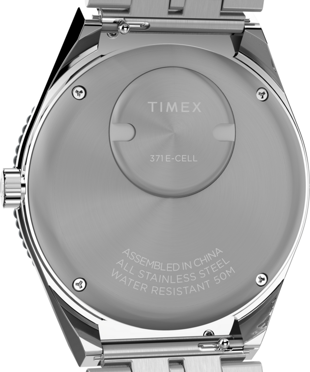 TW2V38000 Q Timex GMT, reloj de 38 mm con brazalete de acero inoxidable. Imagen del fondo de la caja.