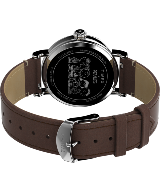 TW2V61200 Peanuts® x Timex Standard: reloj de 40 mm con correa de piel y Snoopy en la playa. Imagen del fondo de la caja con el accesorio.