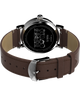 TW2V61200 Peanuts® x Timex Standard: reloj de 40 mm con correa de piel y Snoopy en la playa. Imagen del fondo de la caja con el accesorio.