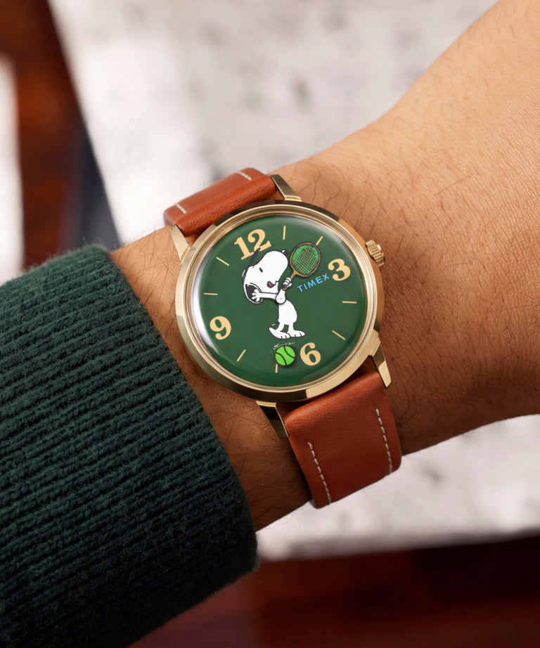 TW2V88800 Peanuts® x Timex Marlin® Snoopy Tennis de cuerda manual, 34 mm, con correa de piel. Imagen principal de la muñeca.