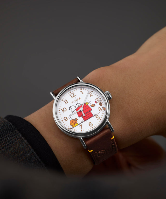 TW2W44300 Peanuts® x Timex Standard Thanksgiving, reloj de 40 mm con correa de piel. Imagen principal de la muñeca.