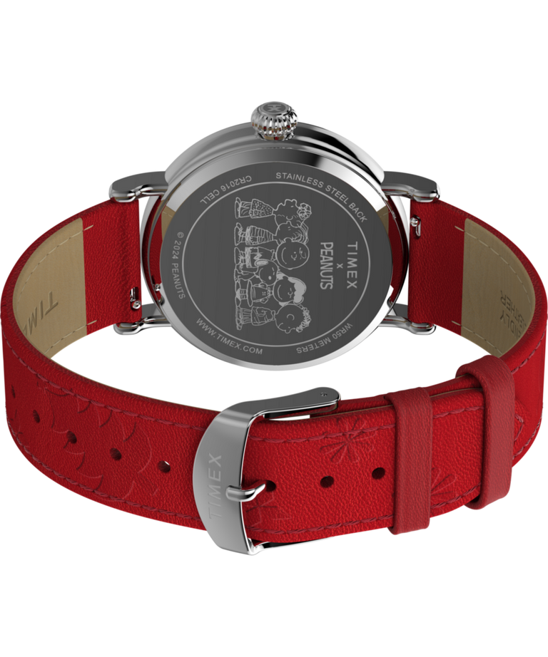 TW2W44400 Peanuts® x Timex Standard Snoopy Santa, reloj de 40 mm con correa de piel: imagen del fondo de la caja con accesorio