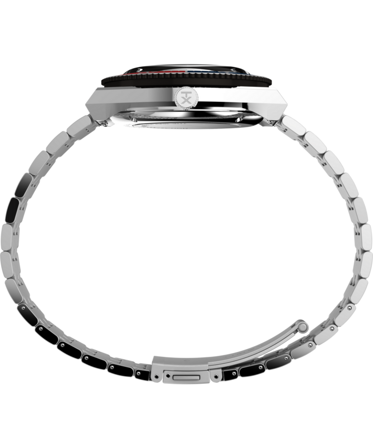 Imagen de perfil del reloj con brazalete de acero inoxidable Peanuts® x Timex M79 Automático de 40 mm TW2W47500