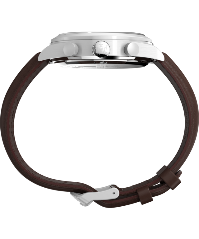 TW2W47900 Waterbury: cronógrafo tradicional con función «fly back» de 43 mm y correa de piel. Imagen de perfil del reloj