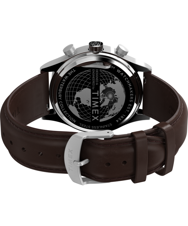 TW2W47900 Reloj Waterbury Traditional Fly Back Chronograph de 43 mm con correa de piel. Imagen del fondo de la caja con accesorio.