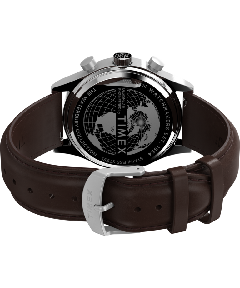 TW2W47900 Reloj Waterbury Traditional Fly Back Chronograph de 43 mm con correa de piel. Imagen del fondo de la caja con accesorio.