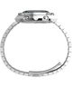 TW2W51600 Q Reloj cronógrafo Timex de 40 mm con brazalete de acero inoxidable. Imagen de perfil