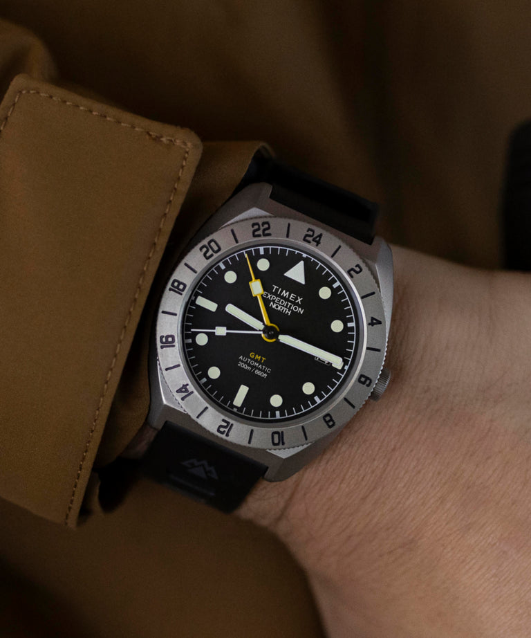 TW2W53000 Reloj Expedition® Pioneer Titanium Automatic GMT de 41 mm con correa de silicona, imagen alternativa en la muñeca 1