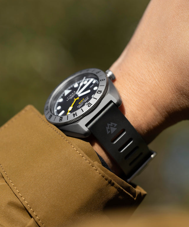 TW2W53000 Reloj Expedition® Pioneer Titanium Automatic GMT de 41 mm con correa de silicona, imagen alternativa en la muñeca 2