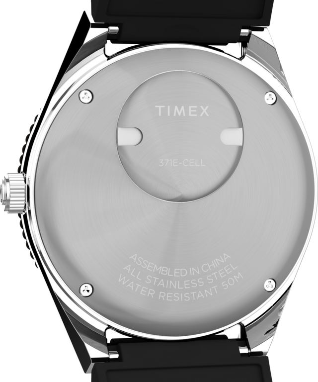 TW2W57500 Q Timex® GMT, reloj de 38 mm con correa de caucho sintético. Imagen del fondo de la caja.