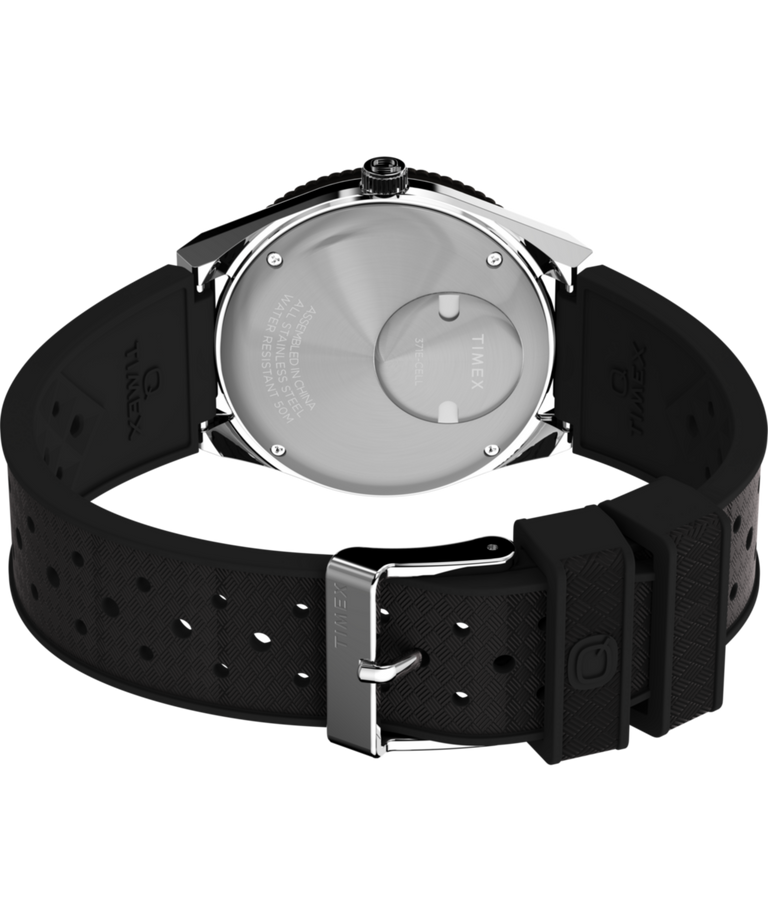 TW2W57500 Q Reloj Timex® GMT de 38 mm con correa de caucho sintético. Imagen del fondo de la caja con accesorio.