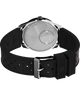 TW2W57500 Q Reloj Timex® GMT de 38 mm con correa de caucho sintético. Imagen del fondo de la caja con accesorio.