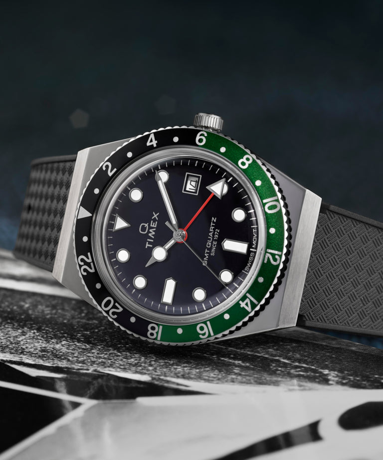 TW2W57500 Q Reloj Timex® GMT de 38 mm con correa de caucho sintético: imágenes clave de la campaña (fotos de producto)