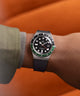 TW2W57500 Reloj con correa de caucho sintético de 38 mm Q Timex® GMT, imagen principal en la muñeca