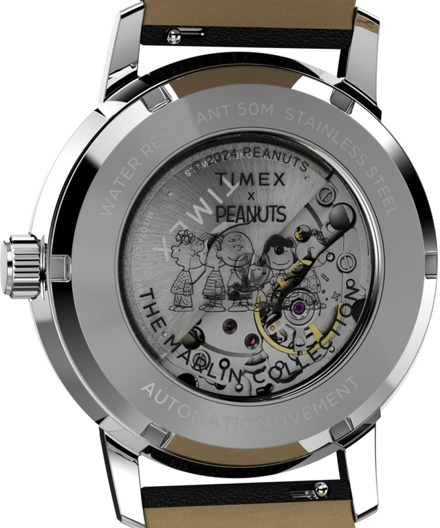TW2W68800 Peanuts® x Timex Marlin® Automatic Saxophonist, reloj de 40 mm con correa de piel. Imagen del fondo de la caja.