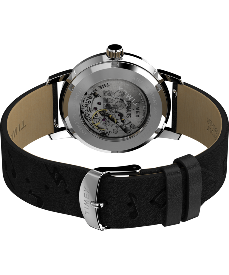 TW2W68800 Peanuts® x Timex Marlin® Automatic Saxophonist, reloj de 40 mm con correa de piel. Imagen del fondo de la caja con accesorio.