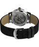 TW2W68800 Peanuts® x Timex Marlin® Automatic Saxophonist, reloj de 40 mm con correa de piel. Imagen del fondo de la caja con accesorio.
