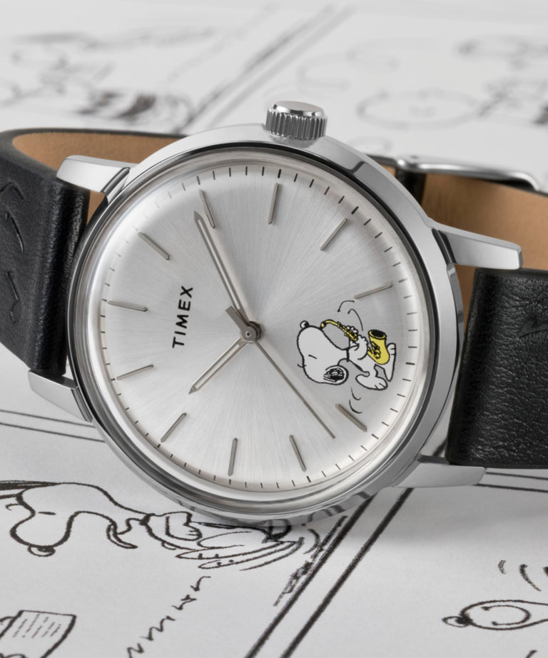 TW2W68800 Peanuts® x Timex Marlin® Automatic Saxophonist, reloj de 40 mm con correa de piel: imágenes clave de la campaña (fotos de producto)