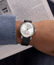 TW2W68800 Peanuts® x Timex Marlin® Automatic Saxophonist, reloj de 40 mm con correa de piel. Imagen principal de la muñeca.