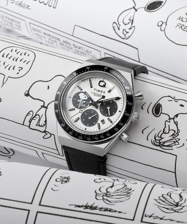 TW2W68900 Reloj Peanuts® x Q Timex® Snoopy de 40 mm con correa de piel   Imagen de los modelos clave de la campaña (fotos de producto)