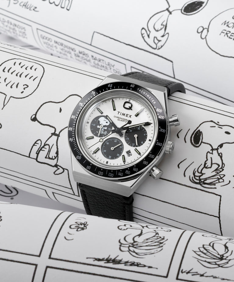 TW2W68900 Reloj Peanuts® x Q Timex® Snoopy de 40 mm con correa de piel   Imagen de los modelos clave de la campaña (fotos de producto)