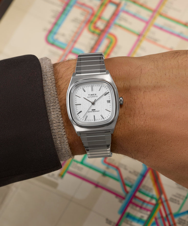 TW2W70800 Reloj Timex® Automático 1983 E Line Reissue de 34 mm con brazalete extensible de acero inoxidable - Imagen principal en la muñeca