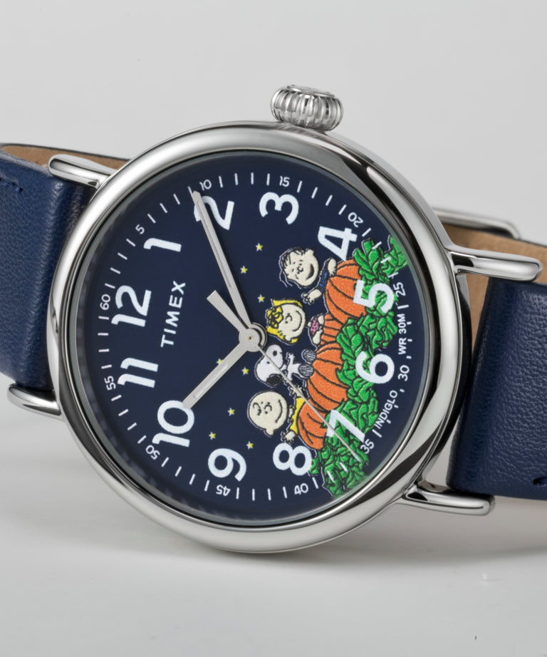 TW2W72700 Reloj Peanuts® x Timex Standard Pumpkin Patch de 40 mm con correa de piel   Imagen de los modelos clave de la campaña (fotos de producto)